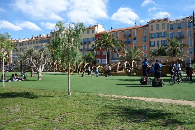 Park längs Promenade du Paillon, Nice.