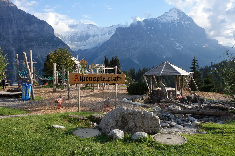 Lekplats med Eiger till höger i bakgrunden. Den långa vandringen från Bachsee (2265 m.ö.h.) hela vägen ner till Grindelwald (1034 m.ö.h.).