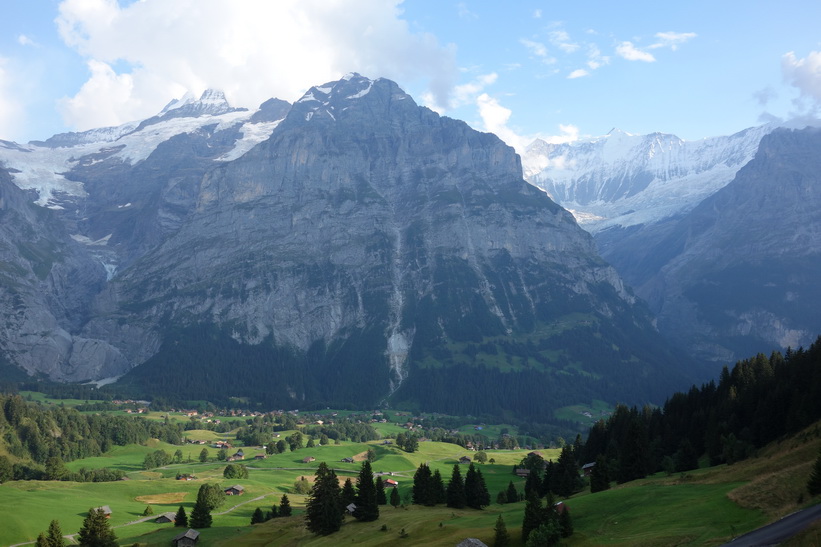 Mätterhorn (3104 m.ö.h.) reser sig upp bakom Grindelwald. Den långa vandringen från Bachsee (2265 m.ö.h.) hela vägen ner till Grindelwald (1034 m.ö.h.).