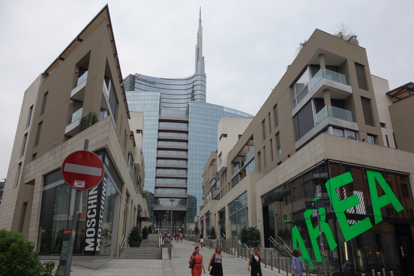 Gatuscen med 231 meter höga Unicredit tower i bakgrunden, Milano.