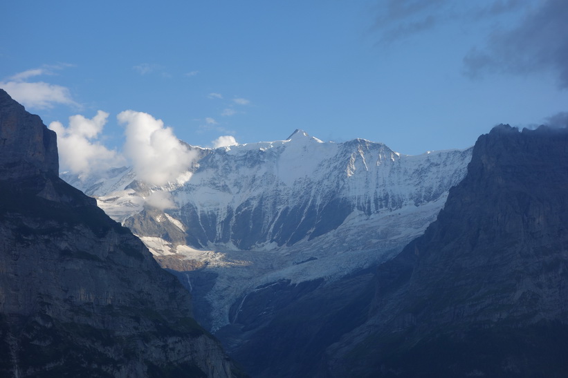 Oberer Grindelwaldgletscher. Den långa vandringen från Bachsee (2265 m.ö.h.) hela vägen ner till Grindelwald (1034 m.ö.h.).