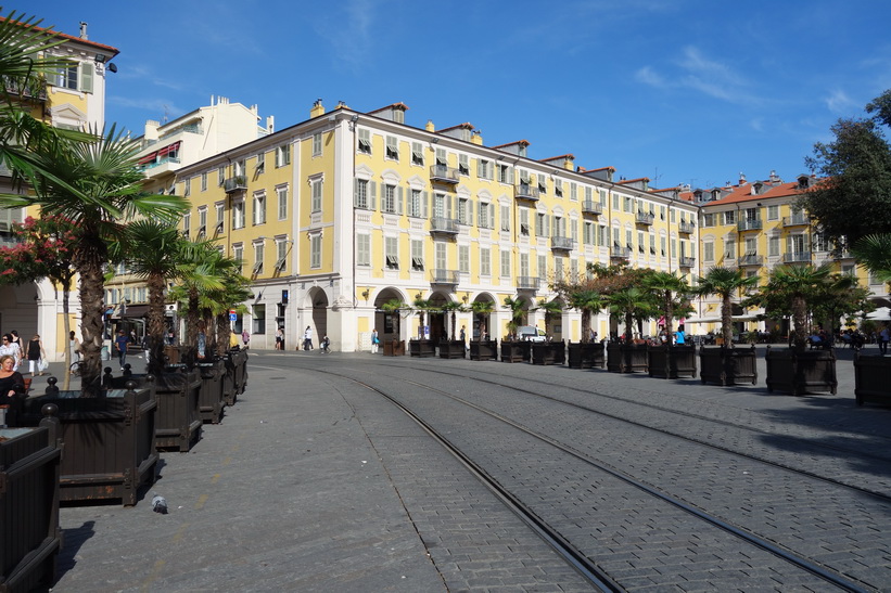 Torget Place Garibaldi med sin vackra omgivande arkitektur, Nice.