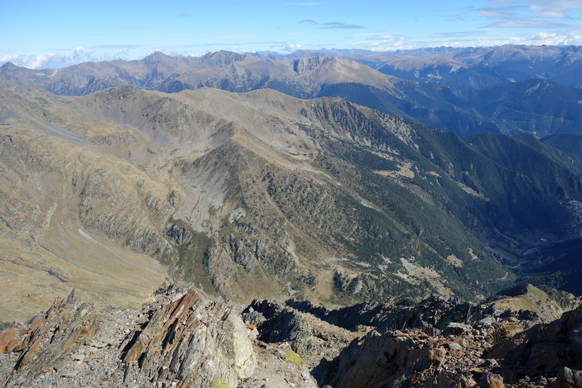 Utsikten över Pyrenéerna från toppen av Coma Pedrosa.