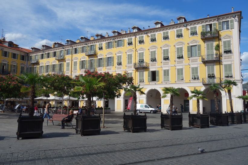 Torget Place Garibaldi med sin vackra omgivande arkitektur, Nice.