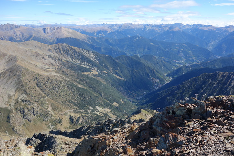 Utsikten över Pyrenéerna från toppen av Coma Pedrosa.