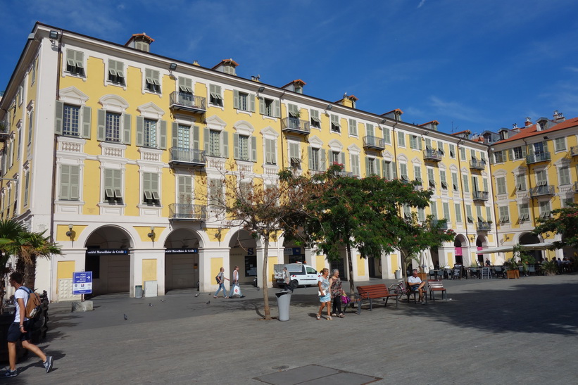 Torget Place Garibaldi med sin vackra omgivande arkitektur, Nice.