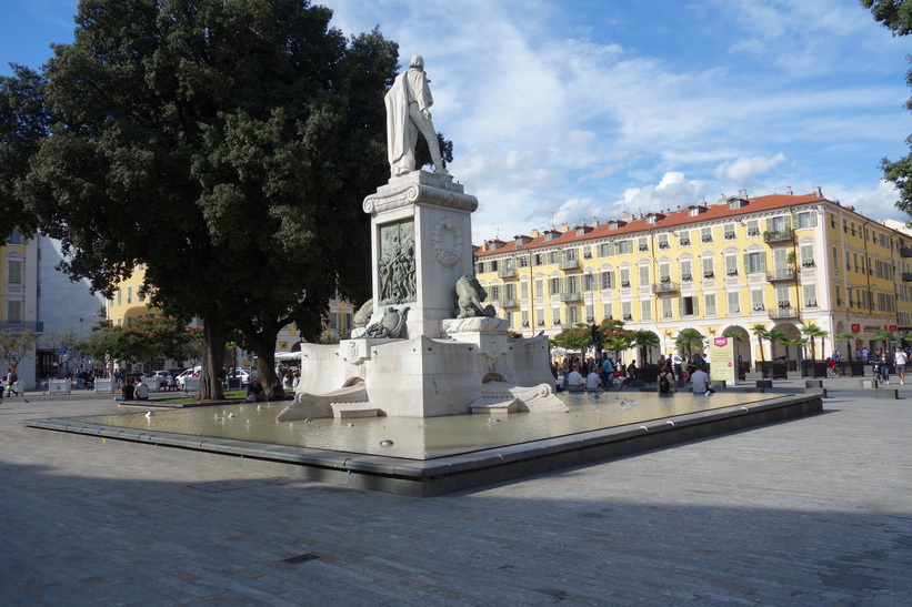 Torget Place Garibaldi med sin vackra omgivande arkitektur, Nice.