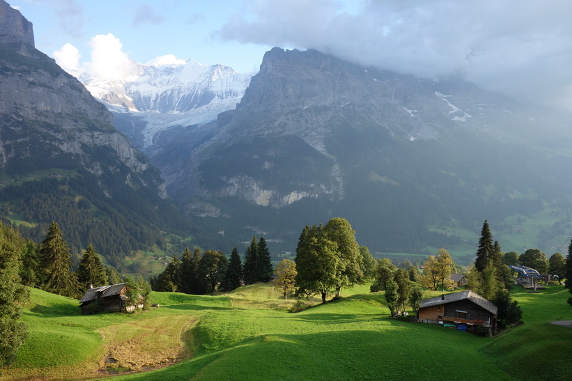 Den långa vandringen från Bachsee (2265 m.ö.h.) hela vägen ner till Grindelwald (1034 m.ö.h.).