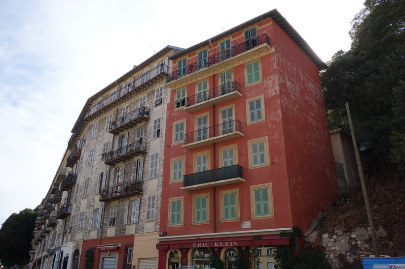 Arkitekturen längs gatan Rue de Foresta, Le Port, Nice.