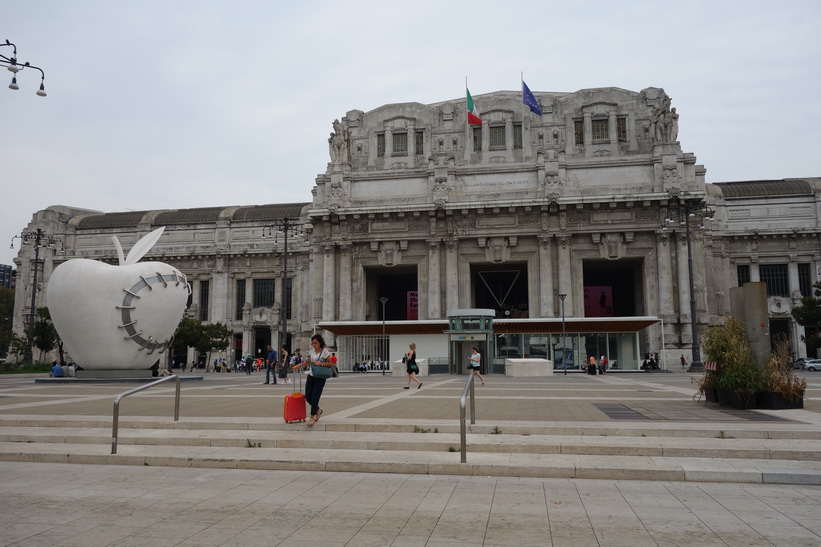 The Reintegrated Apple och den fantastiska centralstationen i Milano.