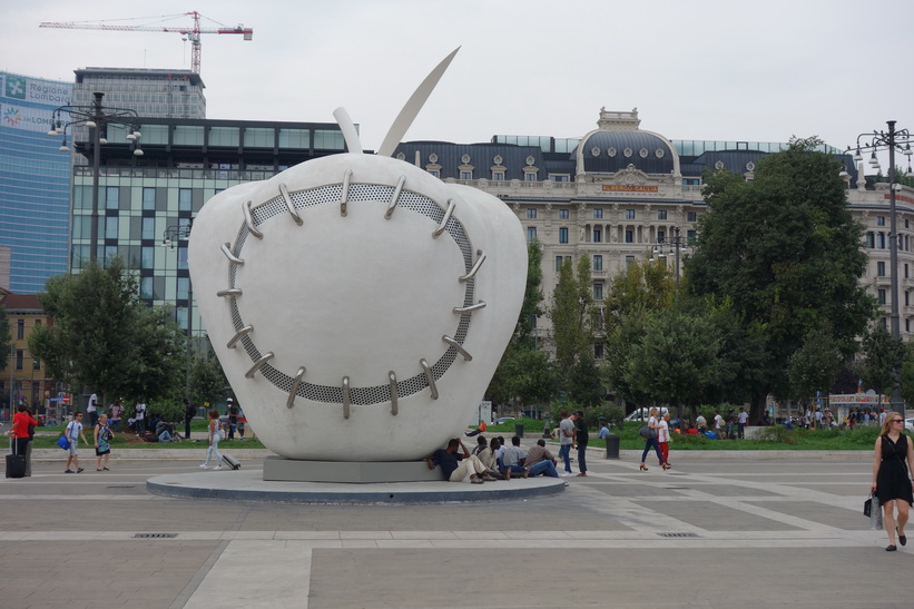 The Reintegrated Apple framför centralstationen i Milano.