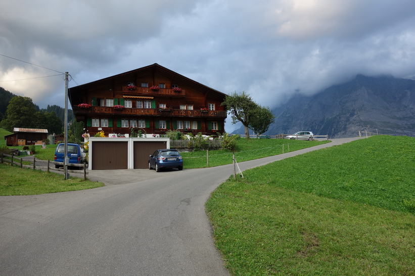 Den långa vandringen från Bachsee (2265 m.ö.h.) hela vägen ner till Grindelwald (1034 m.ö.h.).