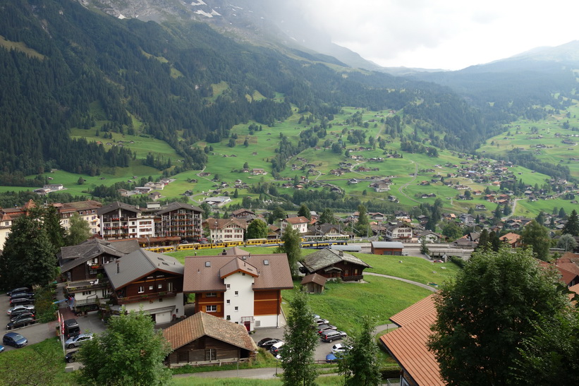 Den långa vandringen från Bachsee (2265 m.ö.h.) hela vägen ner till Grindelwald (1034 m.ö.h.).