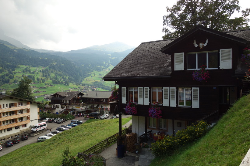 Den långa vandringen från Bachsee (2265 m.ö.h.) hela vägen ner till Grindelwald (1034 m.ö.h.).