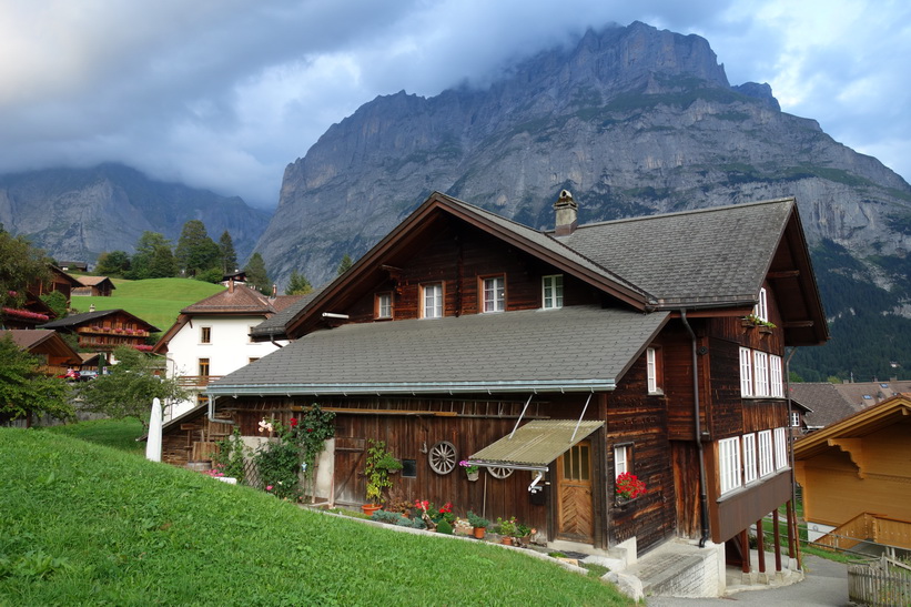 Den långa vandringen från Bachsee (2265 m.ö.h.) hela vägen ner till Grindelwald (1034 m.ö.h.).