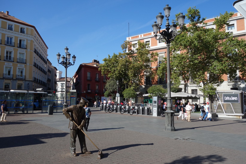 Plaza Jacinto Benavente, Madrid.