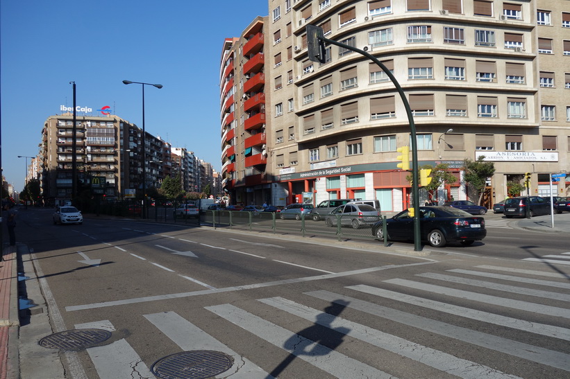 Gatuscen längs Avenida de Madrid, Zaragoza.