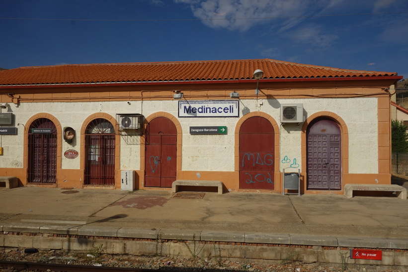 Stopp på tågstationen i den lilla staden Medinaceli på 1200 meters höjd över havet.
