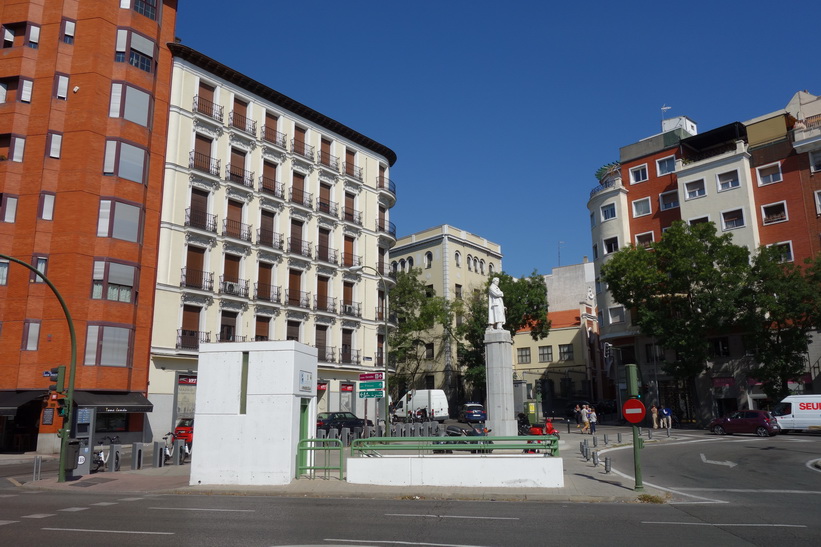 Gatuscen längs gatan Calle Ferraz, Madrid.