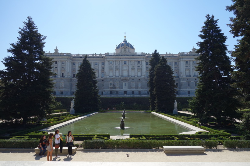 Palacio Real de Madrid sedd från Jardines De Sabatini, Madrid.