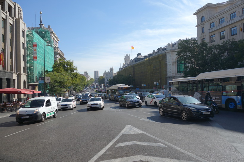 Trafiken längs Calle Gran Vía, Madrid.