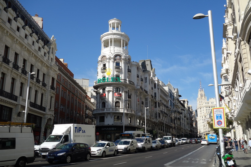 Vacker arkitektur längs Calle Gran Vía, Madrid.