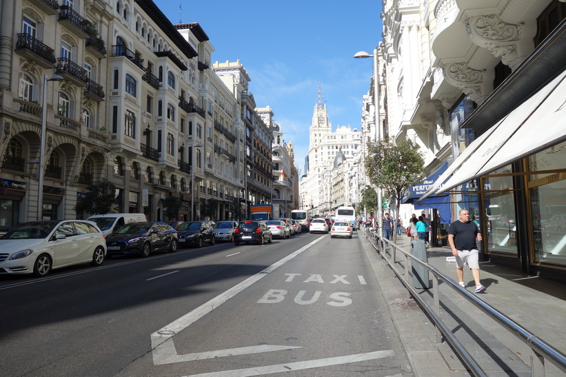 Vacker arkitektur längs Calle Gran Vía, Madrid.