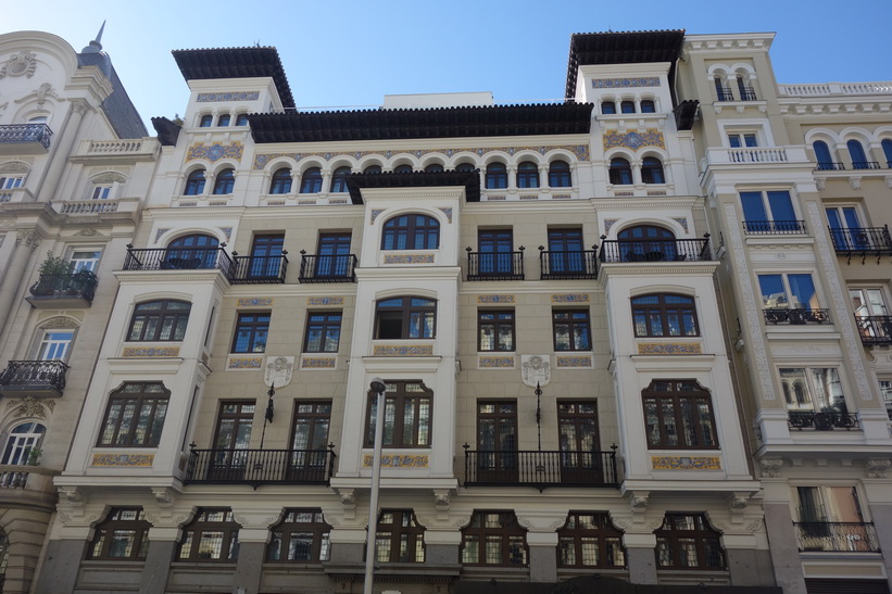Vacker arkitektur längs Calle Gran Vía, Madrid.