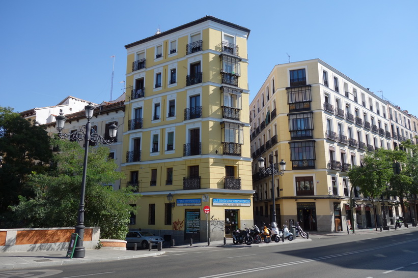 Gatuscen längs Calle de Bailén, Madrid.