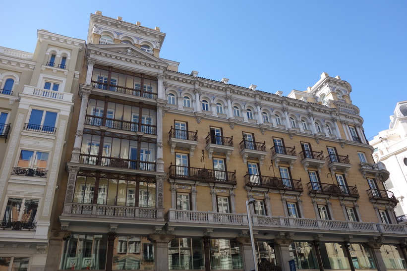 Vacker arkitektur längs Calle Gran Vía, Madrid.