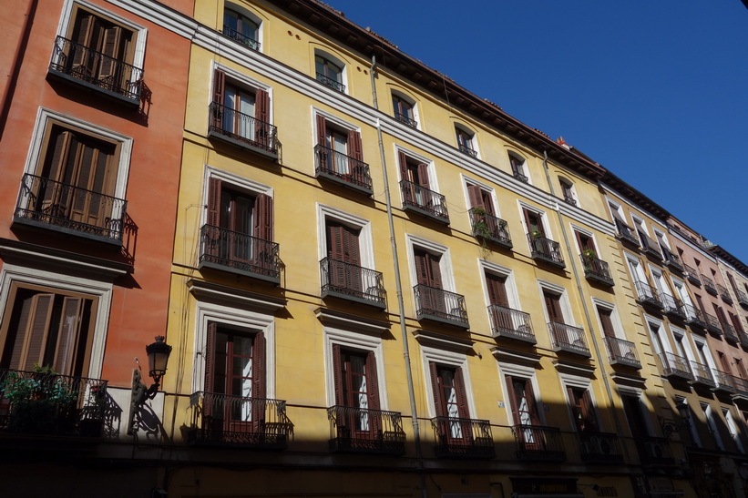 Arkitekturen längs Calle Mayor, Madrid.