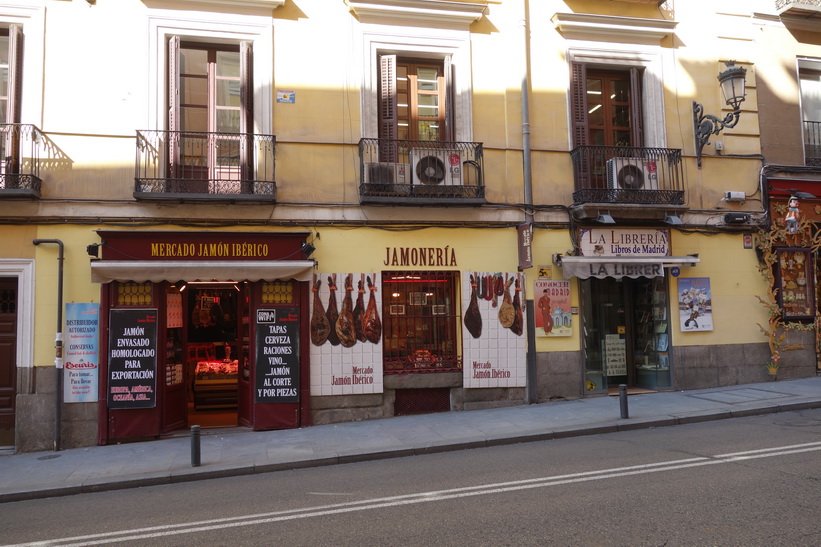 Trevliga butiker längs Calle Mayor, Madrid.