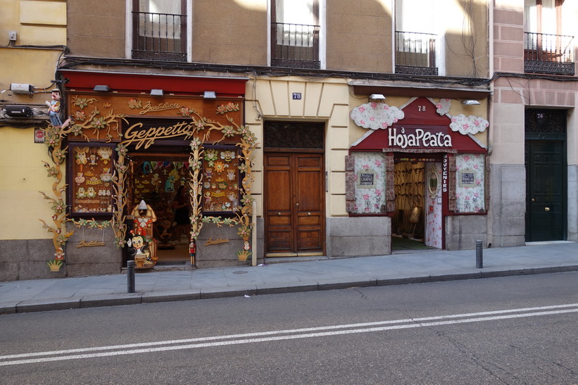 Trevliga butiker längs Calle Mayor, Madrid.