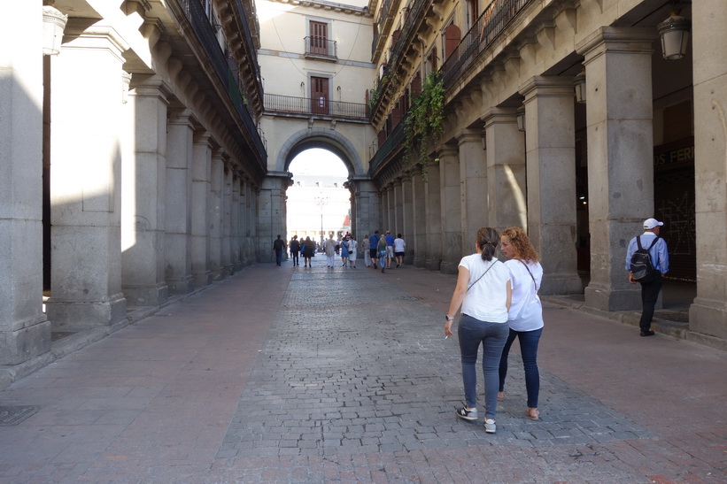 En av nio portaler som leder in till torget Plaza Mayor, Madrid.