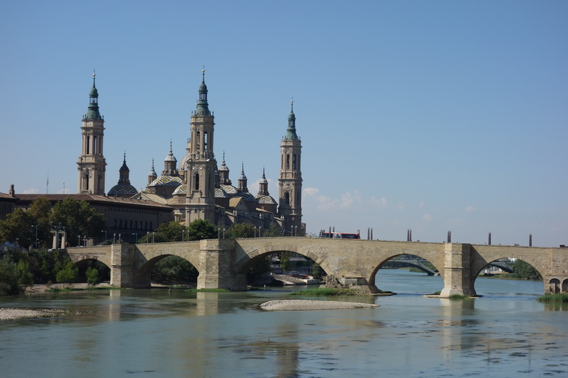 Puente de Piedra med Basílica de Nuestra Señora del Pilar i bakgrunden, Zaragoza.