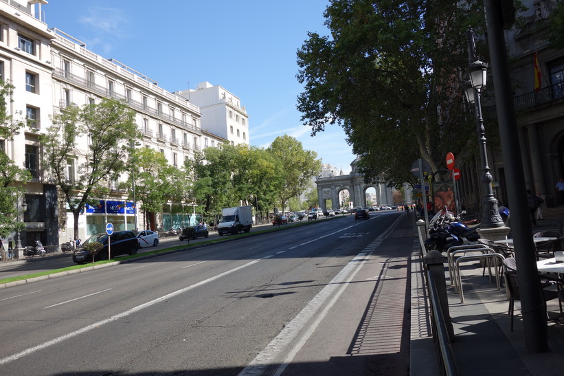 Gatuscen längs Calle de Alcalá, Madrid.