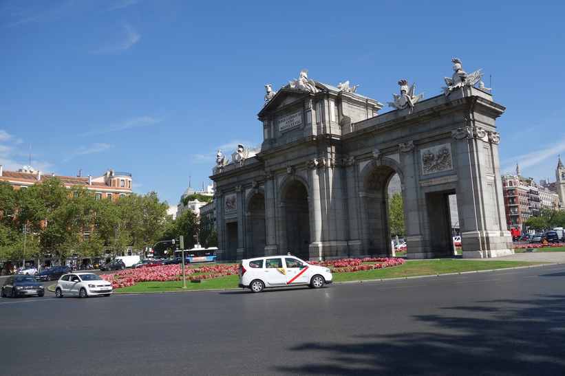 21 meter höga triumfbågen Puerta de Alcalá, Plaza Independencia, Madrid.