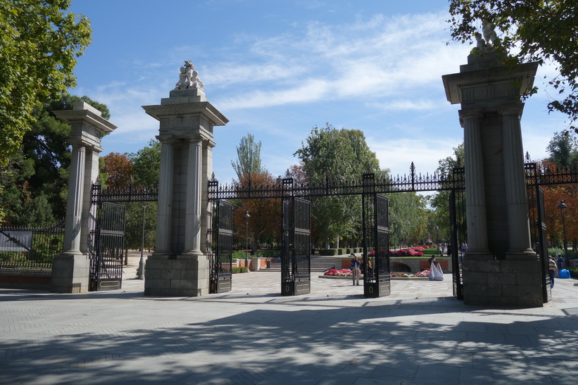 Entrén från Plaza Independencia till Parque de El Retiro, Madrid.