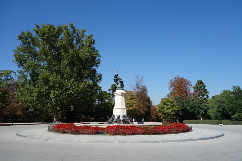 Estatua del Ángel Caído, Parque de El Retiro, Madrid.2