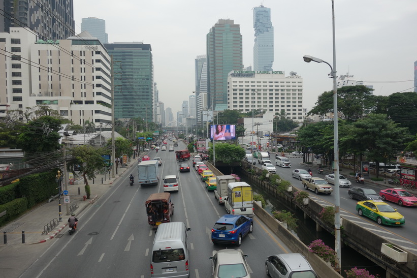 Vy i riktning väst längs Sathorn Road från gångbron som ligger i höjd med Convent Road. Bangkoks numera högsta byggnad MahaNakhon kan ses till höger i bild, Bangkok.