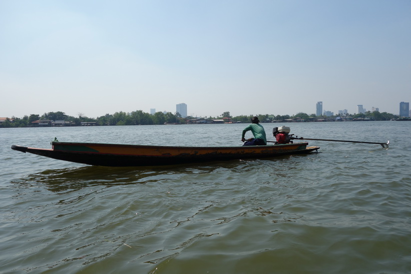 En båttaxi anländer till Khlong Toey-piren, Bangkok.