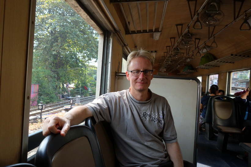 Stefan på tåget mellan Bangkok och Chachoengsao.