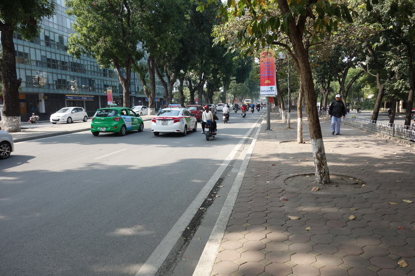 Sista biten av promenaden innan jag är framme vid Lotte Center, Hanoi.