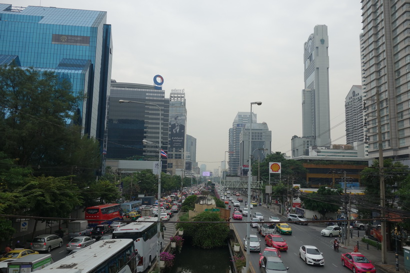 Vy i riktning öst längs Sathorn Road från gångbron som ligger i höjd med Convent Road, Bangkok.