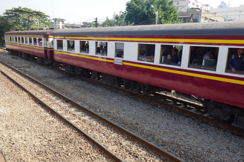 Ett passagerartåg någonstans mellan Bangkok och Chachoengsao.