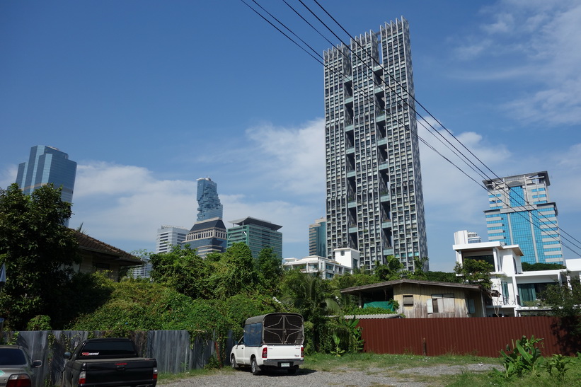 Här har soi Suan Phlu 1 övergått till att heta soi Naradhiwas Rajanagarindra 9. MahaNakhon syns i bakgrunden, Bangkok.