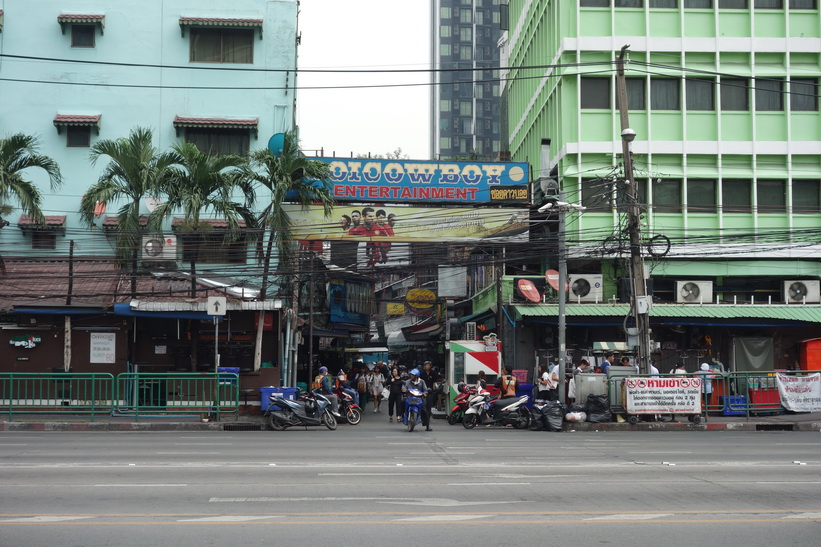 Den västra änden av soi Cowboy längs Asok Montri Road, Bangkok.