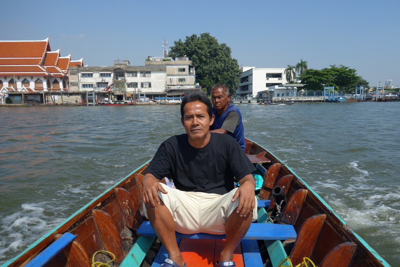 I båttaxin på väg över Chao Praya-floden till Bang Kachao, Bangkok.