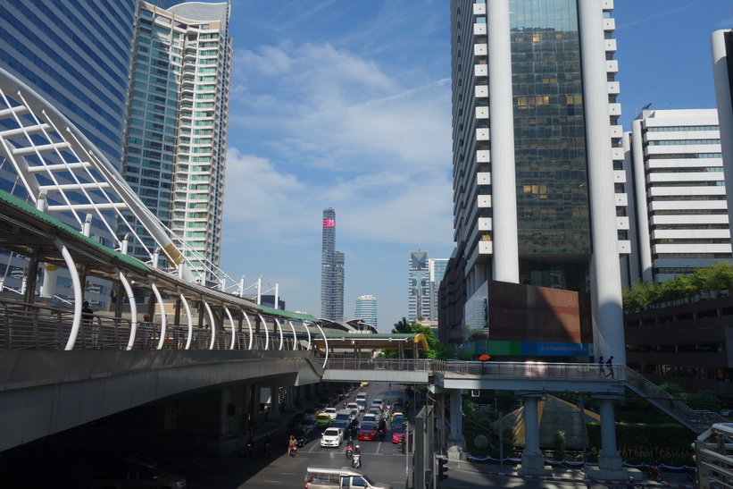 Vid BTS-station Chong Nonsi, Bangkok.