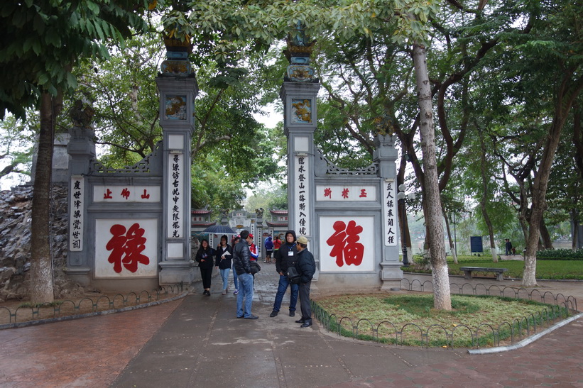 Entrén ut mot Cầu Thê Húc-bron som leder över till Ngoc Son Temple, Hanoi.